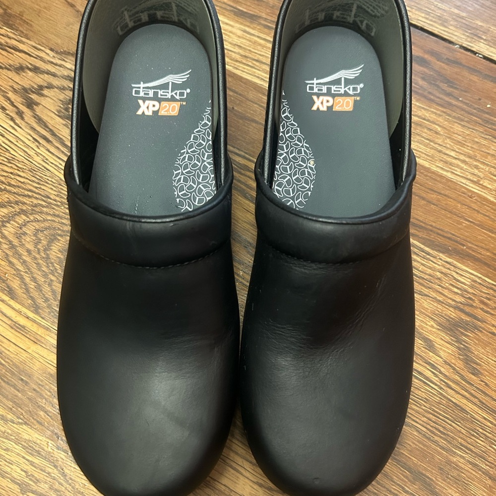 Dansko XP 2.0 Black Leather Clogs